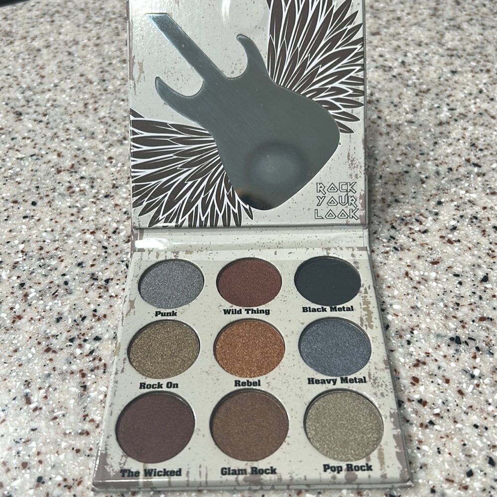 🆕 CROWN Glam Metals Eyeshadow Palette